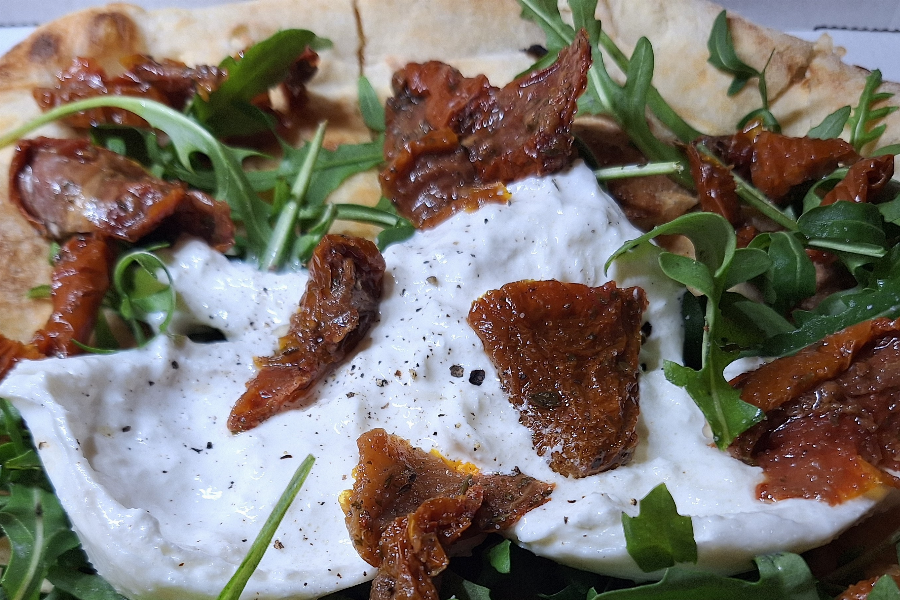 Pane Pizza mit Burrata, Rucola und eingelegte Tomaten